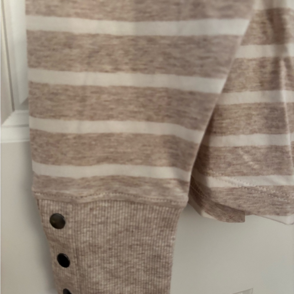 Evereve Peyton Snap Cuff Long Sleeve Tee NWT! - Picture 4 of 5